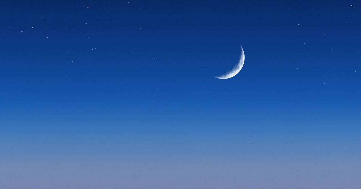 푸른 밤하늘에 뜬 초승달과 별